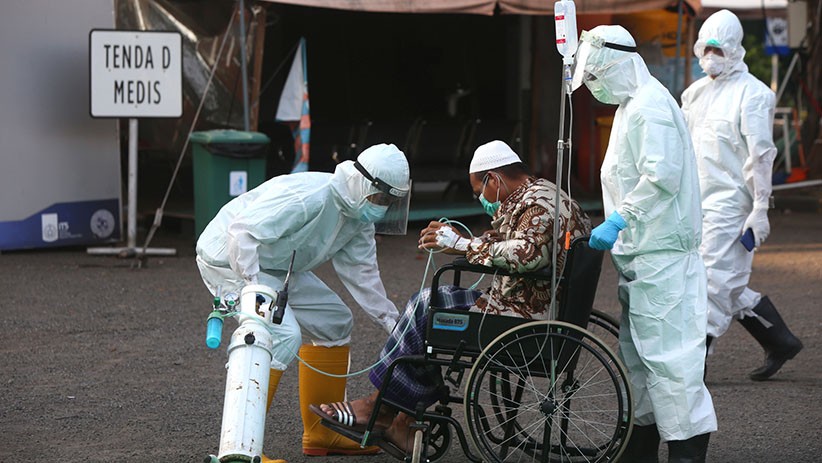Potret Pasien Covid-19 Sholat Id Meski Dipasang Infus dan Oksigen - Bagian 3