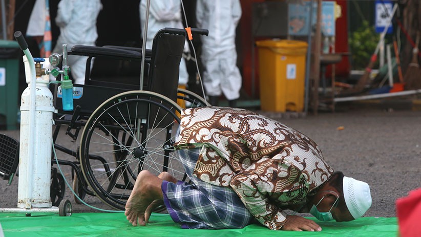 Potret Pasien Covid-19 Sholat Id Meski Dipasang Infus dan Oksigen - Bagian 1
