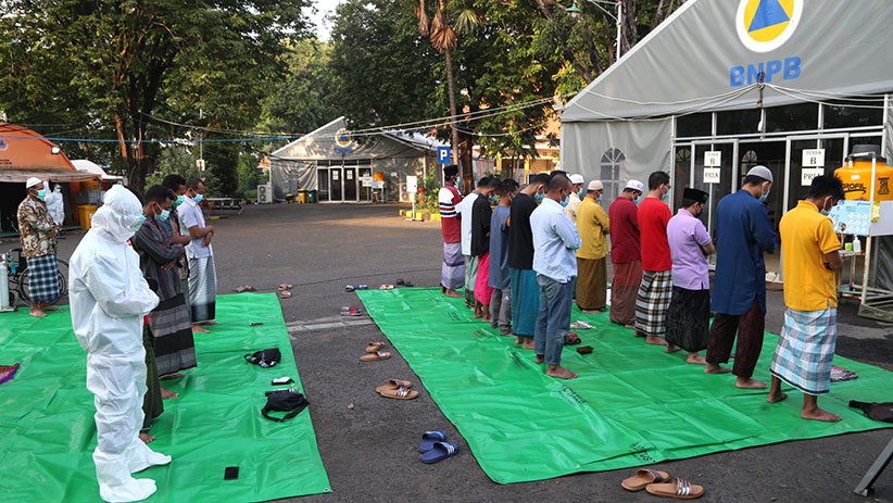 Puluhan Pasien Covid dan Tenaga Kesehatan Sholat Id Berjemaah di RSL Indrapura - Bagian 1