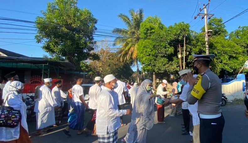 Tokoh Lintas Agama Bagikan Masker dan Air Mineral di Masjid Agung Al Mujahidin Lombok Timur