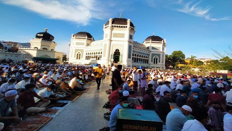 Ribuan Warga Salat Idul Fitri di Masjid Raya Al-Mashun Medan