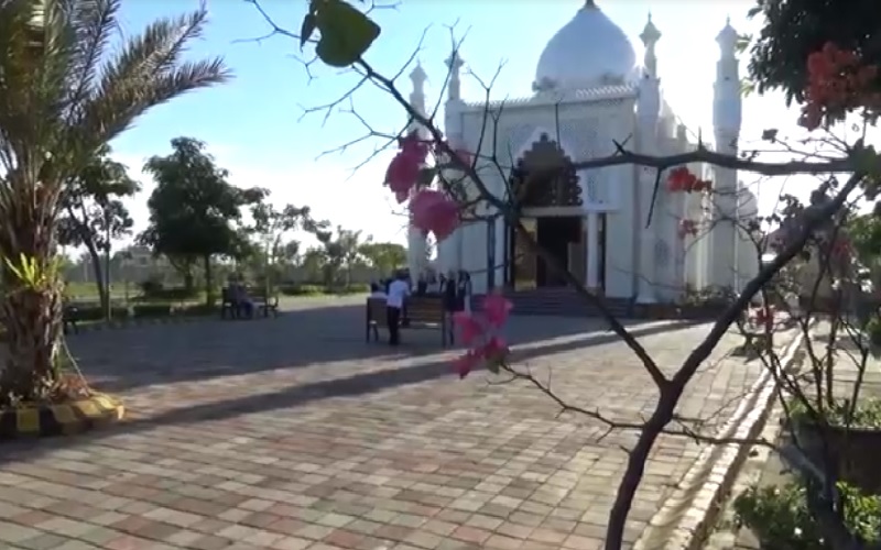 Masjid Taj Mahal Gresik Ramai Dikunjungi Warga di Hari Lebaran
