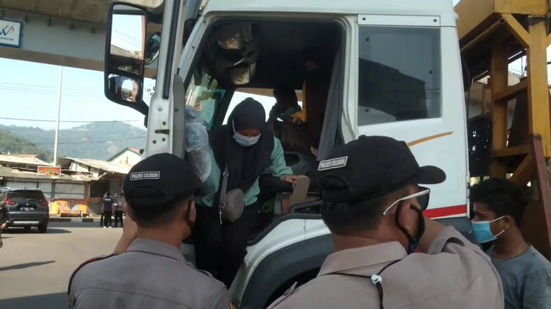 title Ingin Mudik ke Lampung, 2 Perempuan Ini Nekat Sembunyi di Truk Tronton Ingin Mudik ke Lampung, 2 Perempuan Ini Nekat Sembunyi di Truk Tronton
