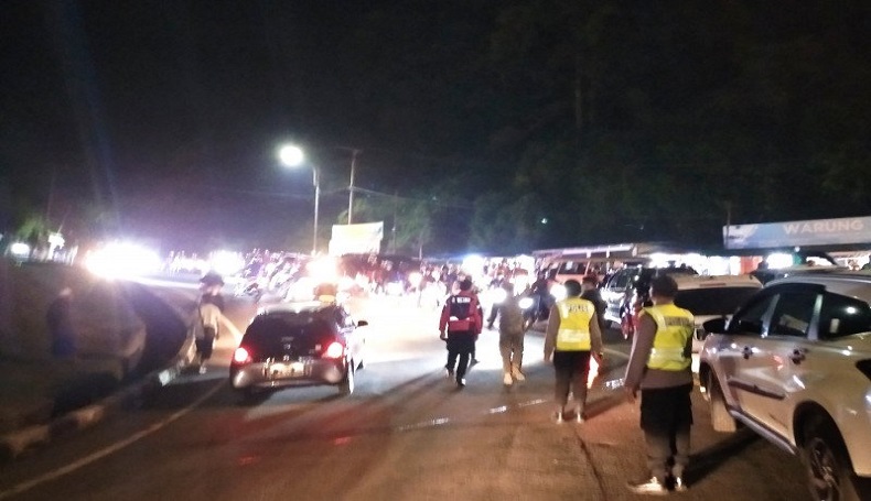Tak Terbendung, Pemudik Terobos Pagar Betis Pos Penyekatan Puncak Cianjur