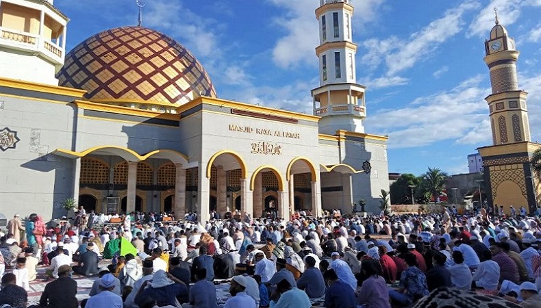 Ribuan Umat Islam di Ambon Sholat Id di Masjid Raya Alfatah