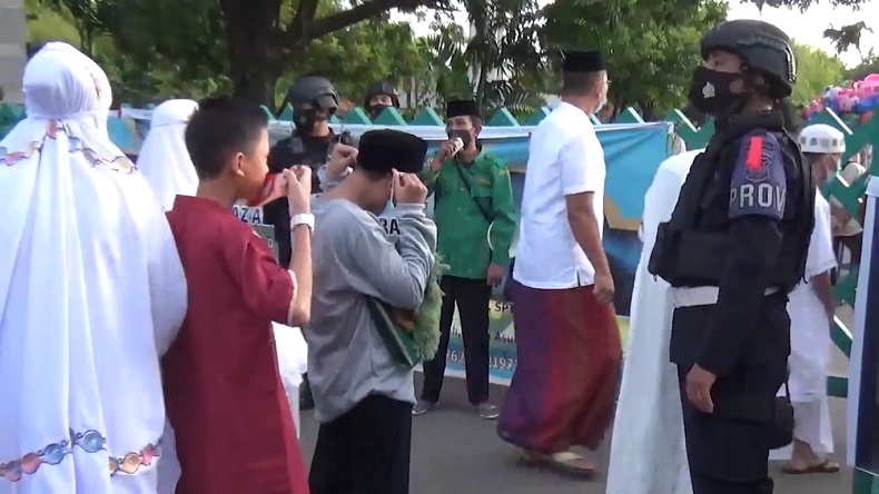 Puluhan Ribu Warga Makassar Salat Id Berjamaah, Diwajibkan Pakai Masker Sebelum Masuk Masjid