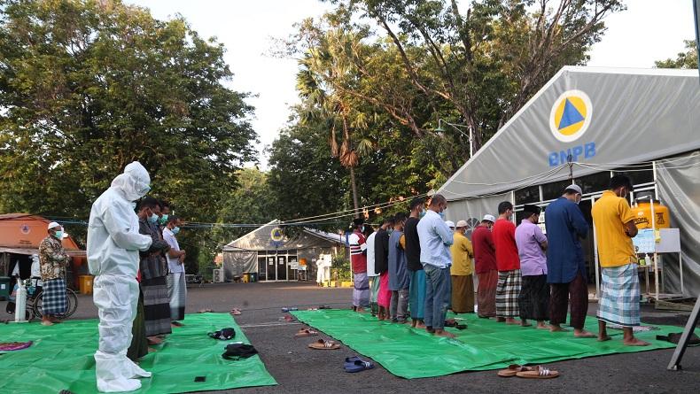 Puluhan Pasien Covid-19 Sholat Id di RS Lapangan Indrapura Surabaya