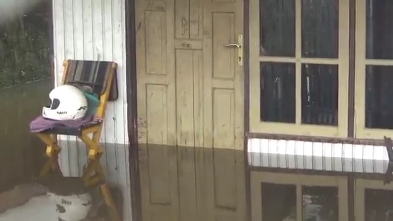 title Lebaran di Kota Sampit, Banjir Setinggi Lutut Lebaran di Kota Sampit, Banjir Setinggi Lutut