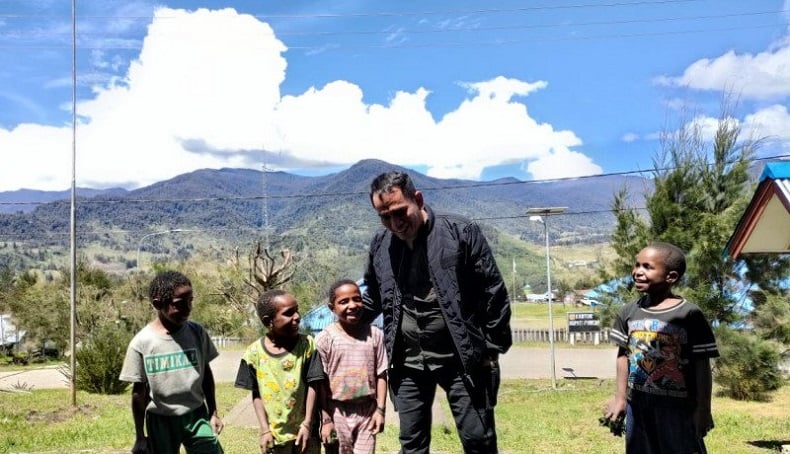 Kasatgas Humas Operasi Nemangkawi Rayakan Hari Raya di Papua Melalui Kiriman Foto Ketupat dari Istri