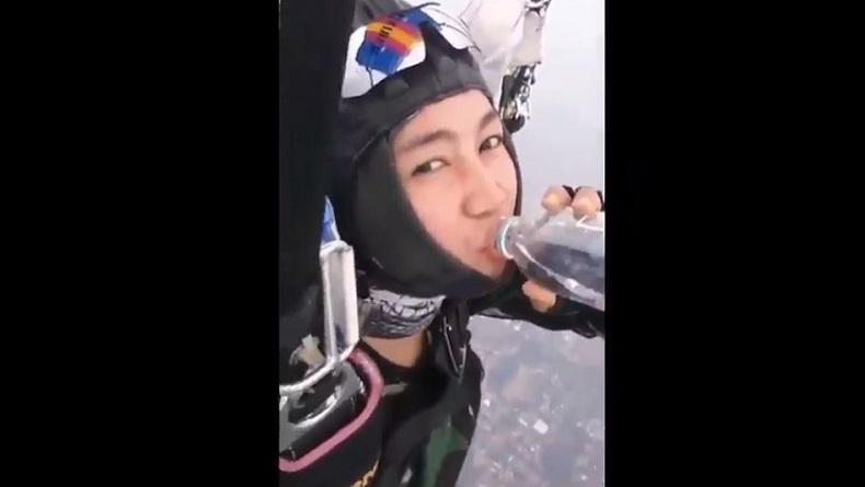 Aksi Berani Srikandi Cantik TNI AL Ucapkan Selamat Idul Fitri dari Ketinggian 3.500 Kaki