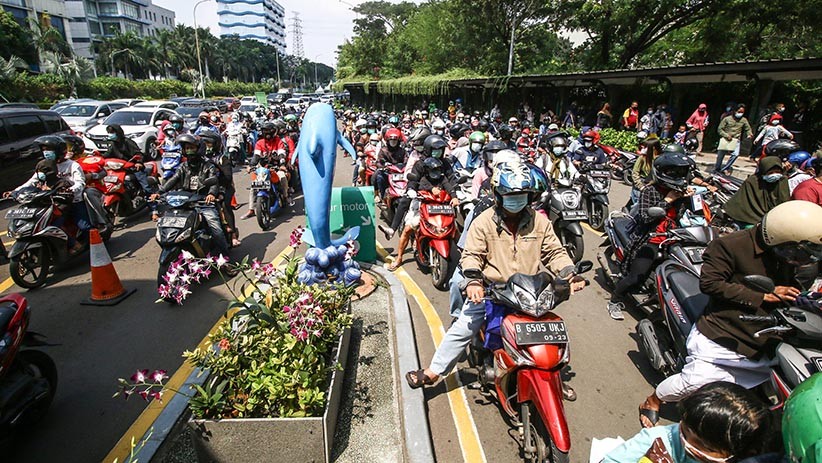 Antrean Panjang Masuk Kawasan Wisata Ancol - Bagian 1