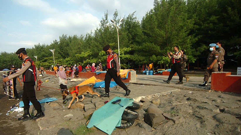 Petugas Gabungan Patroli Protokol Kesehatan di Pantai Alam Indah Tegal - Bagian 2