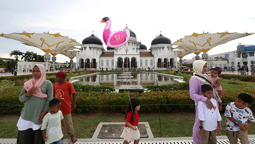 Wisata Religi, Masjid Raya Baiturrahman Aceh Dipadati Pengunjung - Bagian 2