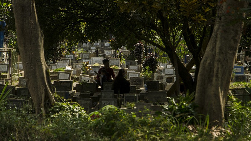 TPU Sirnaraga Bandung Ramai Meski Ada Larangan Ziarah Kubur - Bagian 3