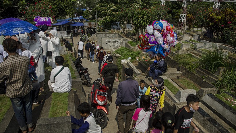TPU Sirnaraga Bandung Ramai Meski Ada Larangan Ziarah Kubur - Bagian 1