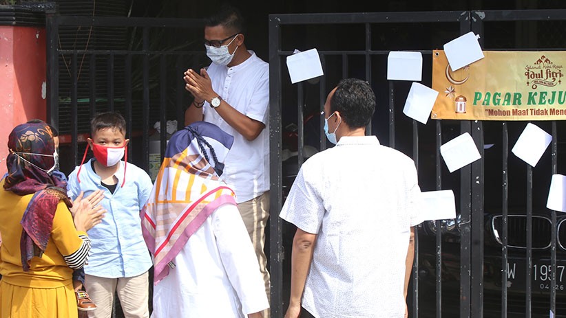 Tanpa Salaman, Warga Sidoarjo Ambil Amplop Lebaran di Pagar Kejujuran - Bagian 4