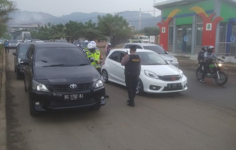 Terjaring Penyekatan, Ratusan Kendaraan yang Hendak Wisata ke Pantai Anyer Diputar Balik