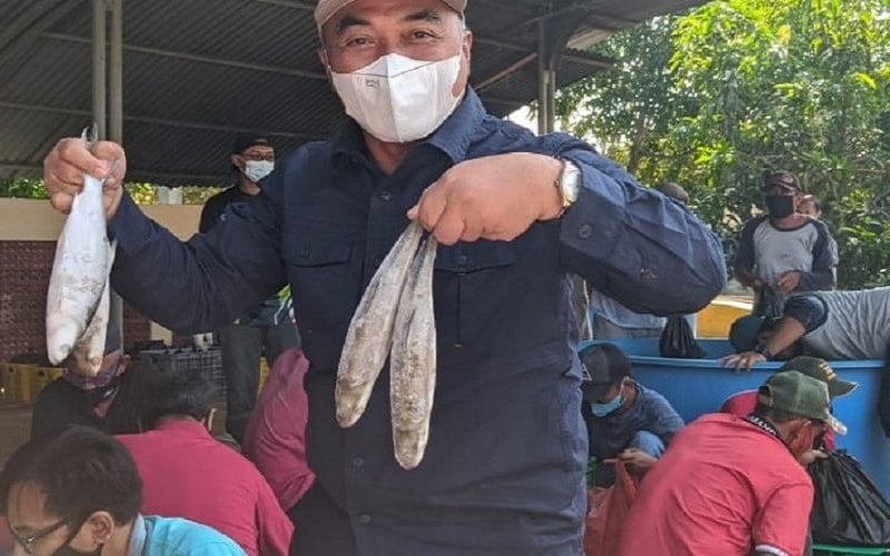 Warga Enam Dusun di Cilebar Karawang Dapat 2,5 Ton Ikan Segar Gratis