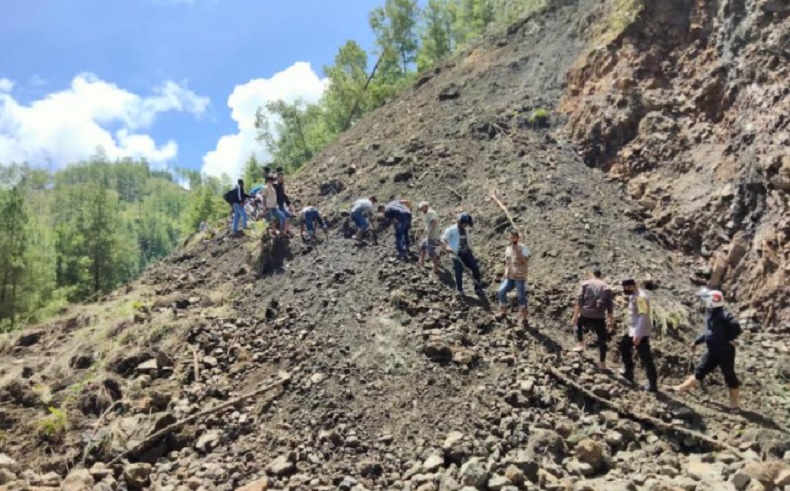 Tanah Longsor Timbun Jalan Gayo Lues-Aceh Timur, Akses Kendaraan Putus Total