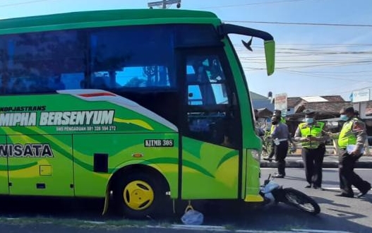 Tabrak Bus Pariwisata, Pengendara Motor dan yang Dibonceng Tewas di Tempat