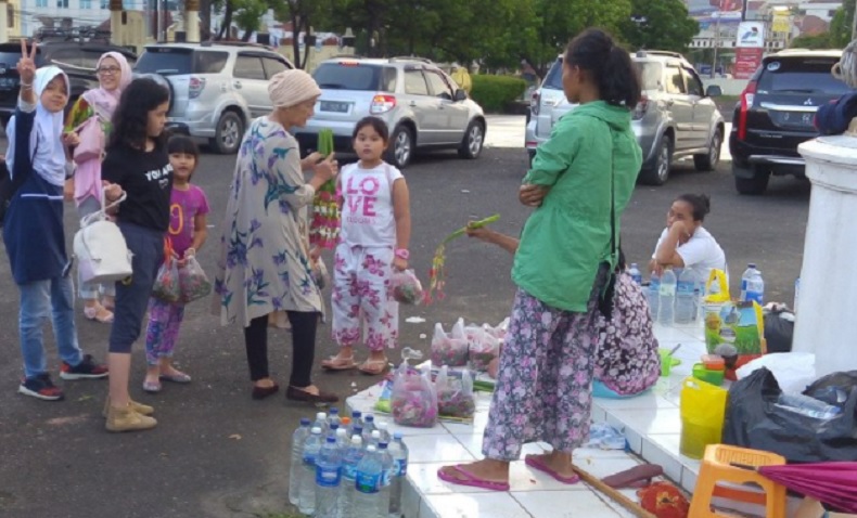 Peziarah Datangi TPU, Pedagang Bunga di Palembang Panen Untung