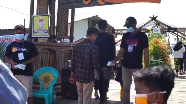 title H+1 Lebaran, Pantai Rembat Mulai Dipadati Wisatawan H+1 Lebaran, Pantai Rembat Mulai Dipadati Wisatawan