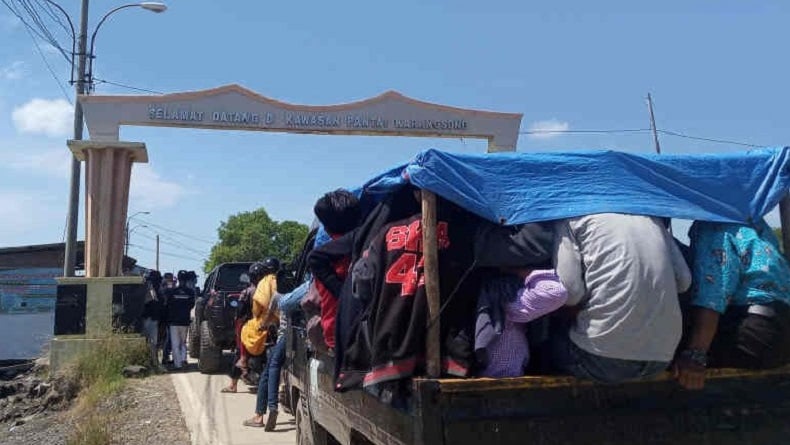 Lebaran, Wisatawan Ramai di Pantai Karangsong Indramayu