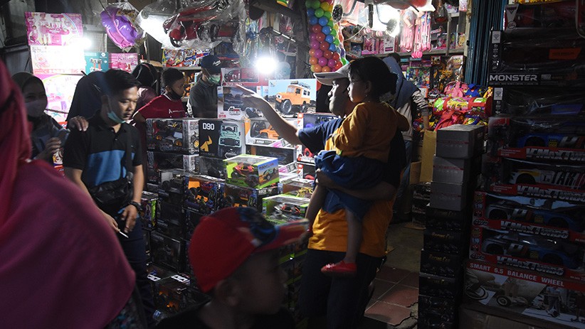 Penjual Mainan Pasar Gembrong Ramai Pembeli - Bagian 2