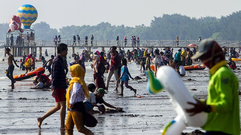 Penampakan dari Udara Pantai Tanjung Pakis Karawang Ramai Wisatawan - Bagian 2