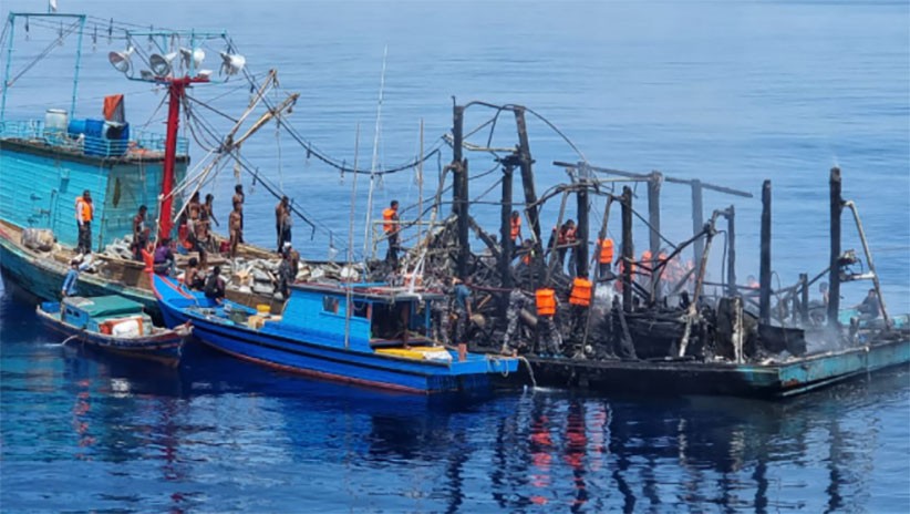 Kapal Nelayan Terbakar di Tengah Laut Natuna, 27 ABK Diselamatkan TNI AL - Bagian 3