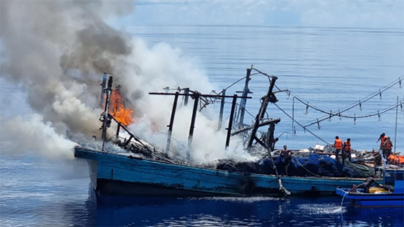 Kapal Nelayan Terbakar di Tengah Laut Natuna, 27 ABK Diselamatkan TNI AL - Bagian 1