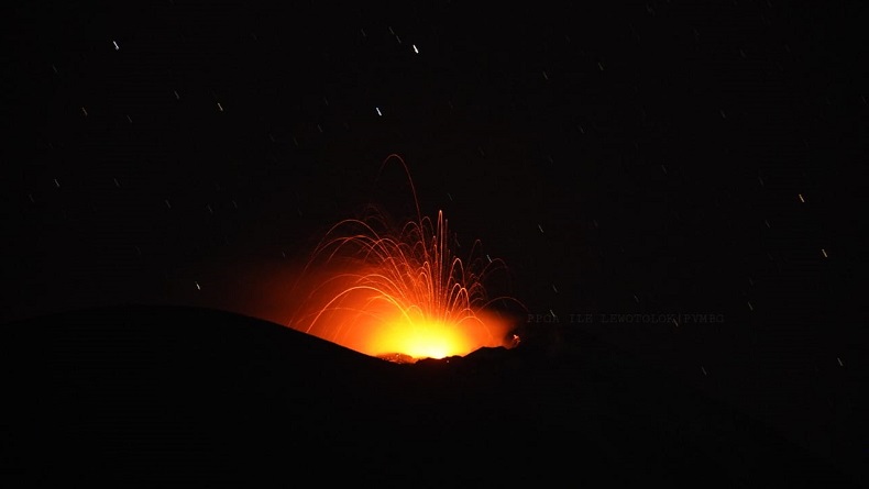 Gunung Ile Lewotolok Erupsi Sabtu Malam, Lontarkan Lava Pijar