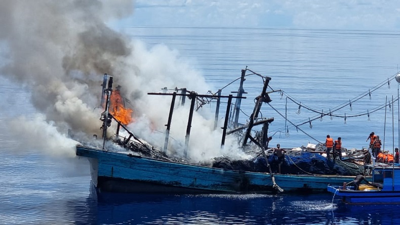 Kapal KM Sinar Mas Terbakar di Natuna Utara, TNI AL Selamatkan 27 ABK yang Terjebak