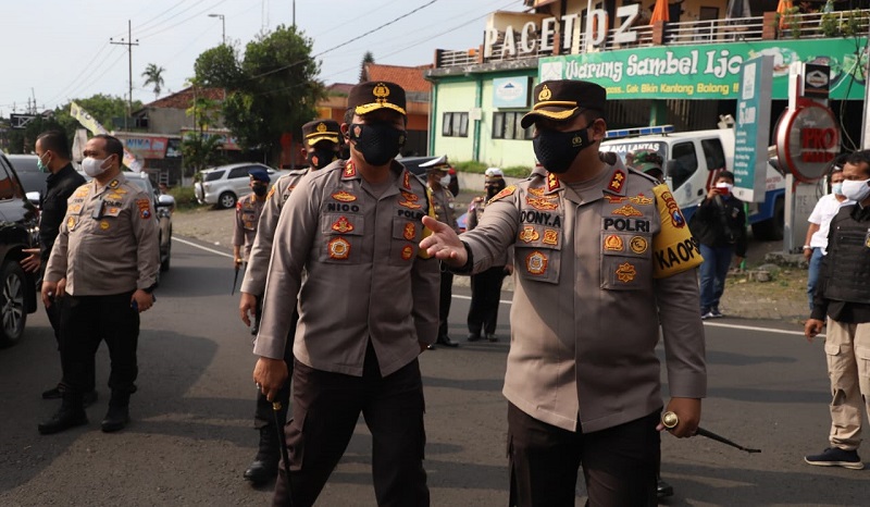 Pastikan Penyekatan Aman, Kapolda Jatim Cek Posko Mudik di Simpang Tiga Pacet 
