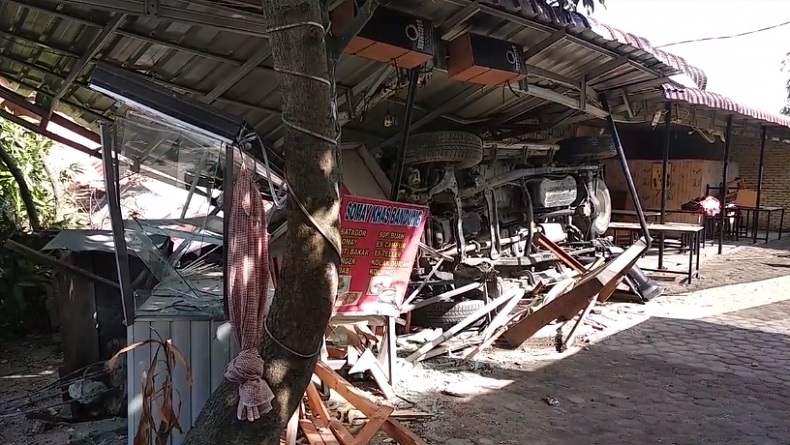 Pajero Seruduk Kafe dan Teras Rumah di Medan, 2 Orang Terluka 
