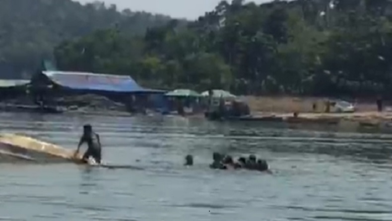 title Perahu Terbalik di Waduk Kedung Ombo Boyolali, 9 Wisatawan Hilang Perahu Terbalik di Waduk Kedung Ombo Boyolali, 9 Wisatawan Hilang