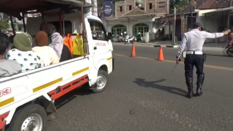 70 Mobil Pikap Bawa Wisatawan di Purwakarta Diputar Balik ke Daerah Asal