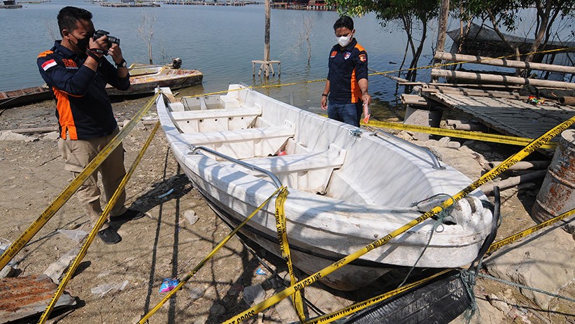 Penampakan Perahu yang Tenggelam saat Bawa Wisatawan di Waduk Kedung Ombo - Bagian 2