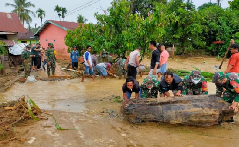Anggota TNI Evakuasi Warga Aceh Terjebak Banjir, 28 Rumah di Kutacane Terendam
