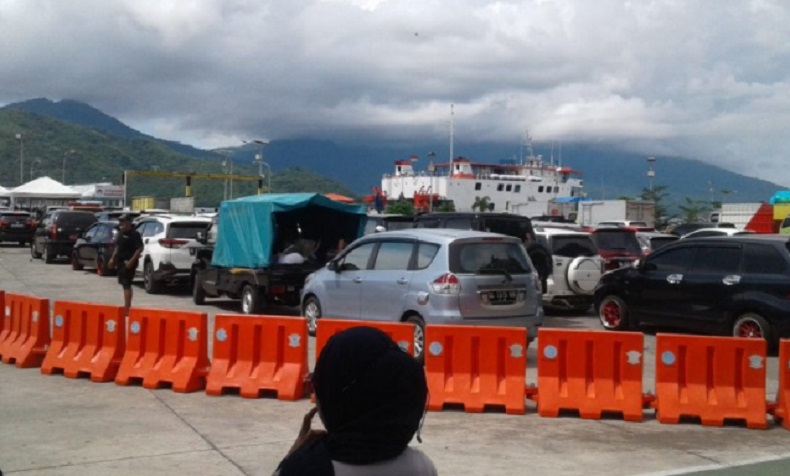 Penumpang Kapal Feri Ternate Tidore Membeludak, Warga Ingin Silaturahmi