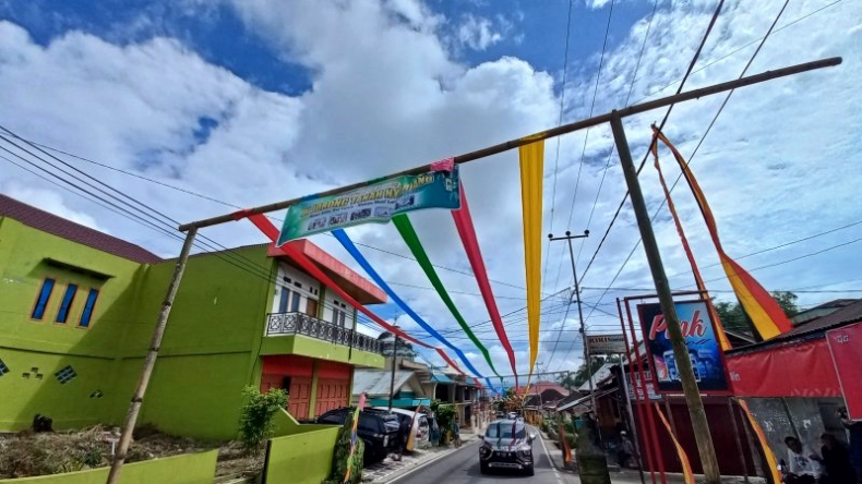 Meriah Bak 17-an, Kampung di Agam Ini Hias Jalan saat Rayakan Lebaran