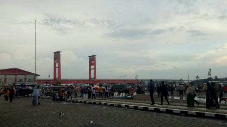title Pengunjung dan PKL Diusir dari Benteng Kuto Besak Palembang Pengunjung dan PKL Diusir dari Benteng Kuto Besak Palembang