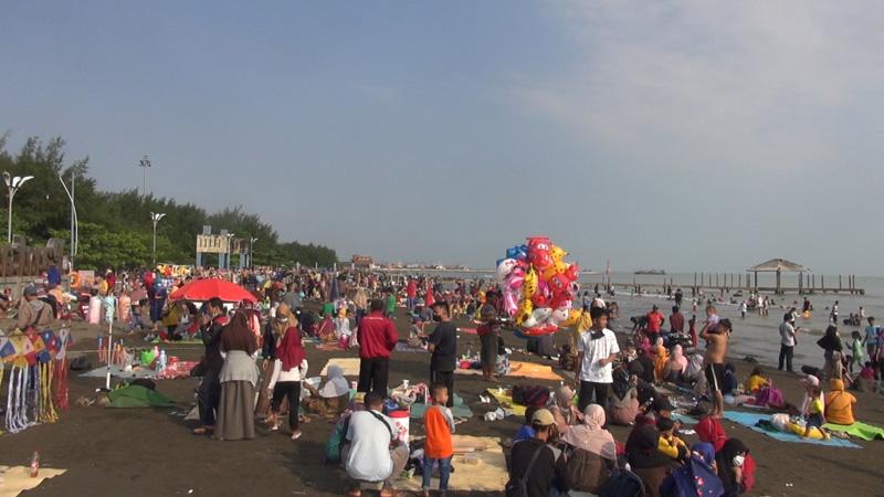 title Dipadati Ribuan Pengunjung, Akses Masuk Pantai Alam Indah Tegal Ditutup Dipadati Ribuan Pengunjung, Akses Masuk Pantai Alam Indah Tegal Ditutup