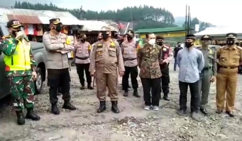 title Pengunjung Membeludak, Objek Wisata Guci Tegal Ditutup  Pengunjung Membeludak, Objek Wisata Guci Tegal Ditutup