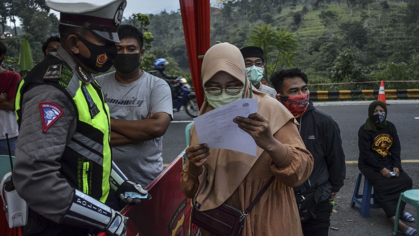 Cegah Penyebaran Covid-19, Pemudik Jalani Tes Antigen di Pos Penyekatan Gentong - Bagian 2