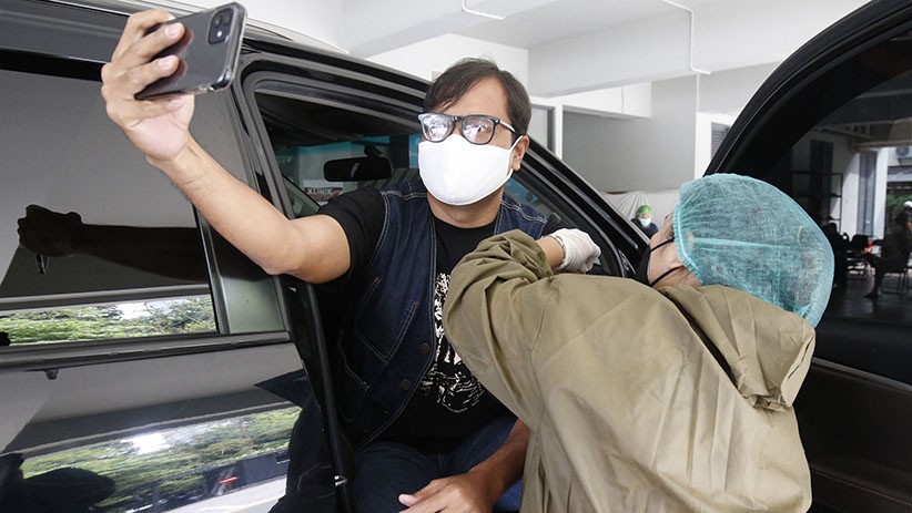 Pekerja Seni Disuntik Vaksin Covid-19 Secara Drive Thru - Bagian 1