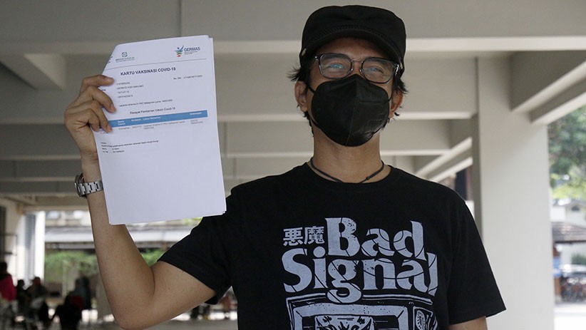 Pekerja Seni Disuntik Vaksin Covid-19 Secara Drive Thru - Bagian 4