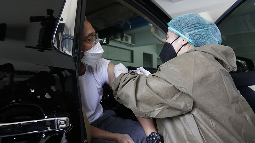 Pekerja Seni Disuntik Vaksin Covid-19 Secara Drive Thru - Bagian 3