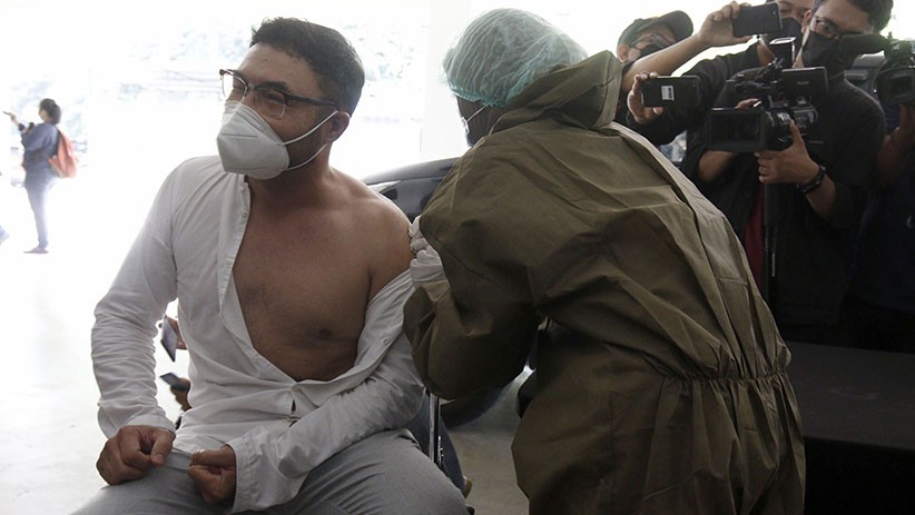 Pekerja Seni Disuntik Vaksin Covid-19 Secara Drive Thru - Bagian 2