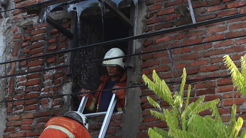 Rumah di Permukiman Padat Penduduk Kota Surabaya Ludes Terbakar - Bagian 2